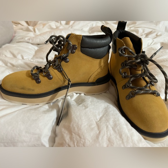 New with tags Sorel boots - Picture 2 of 4